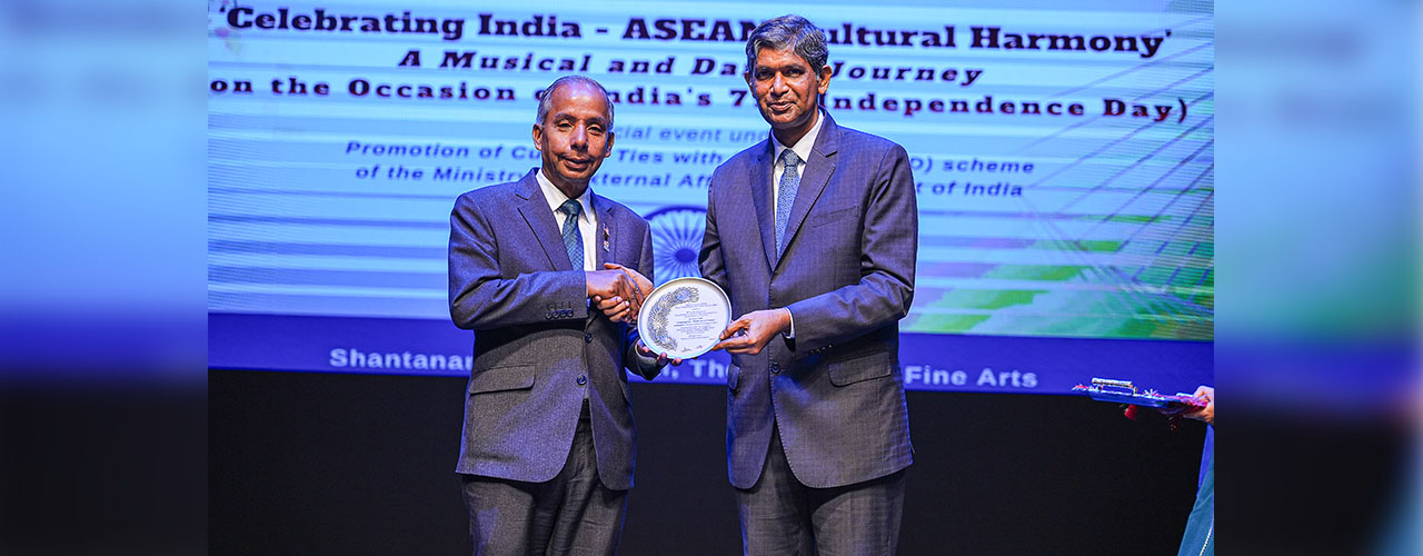 Celebrating India-ASEAN Cultural Harmony Second Line: H.E. B.N Reddy felicitate Chief Guest YB Tuan M. Kulasegaran