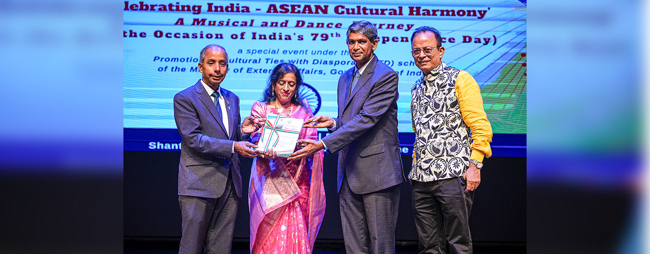 Celebrating India-ASEAN Cultural Harmony Second Line:High Commissioner and Guest of Honour felicitate Ms. Madhavi Murali, President of the Ladies Wing, Bharat Club KL