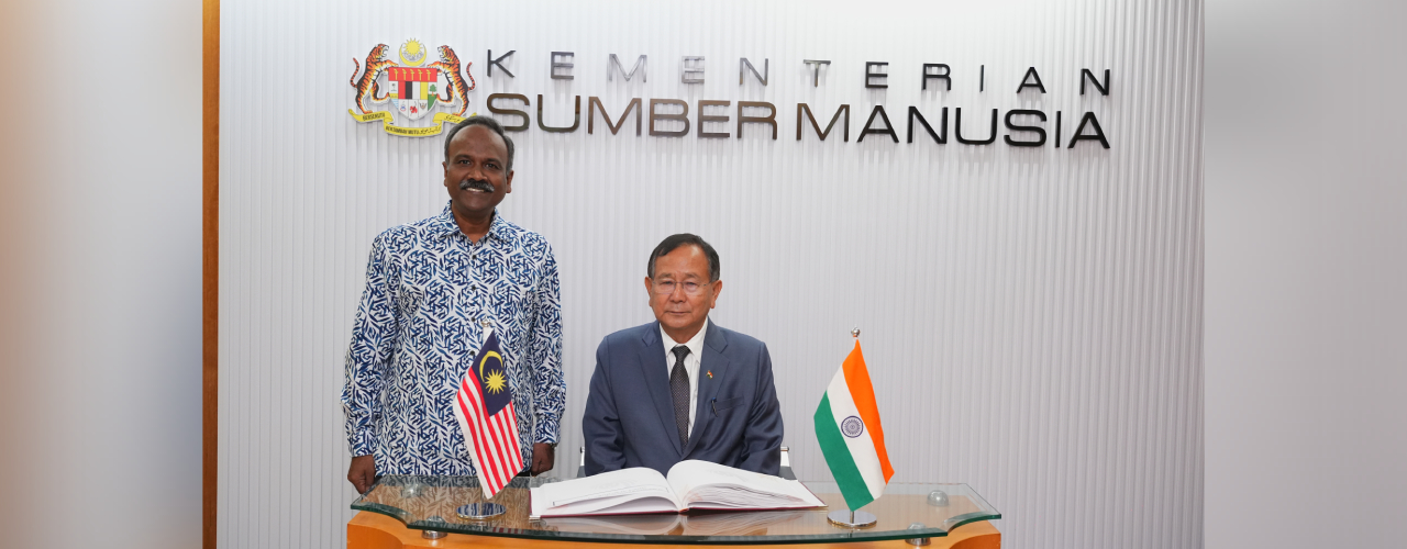  H.E. Dr. Rajkumar Ranjan Singh, Hon'ble Minister of External Affairs and Education meeting with H.E.Mr. V.Sivakumar, Hon'ble Federal Minister of Human Resources, Malaysia