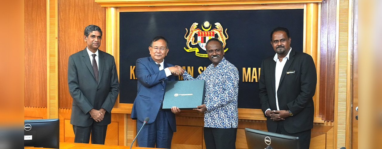  H.E. Dr. Rajkumar Ranjan Singh, Hon'ble Minister of External Affairs and Education meeting with H.E.Mr. V.Sivakumar, Hon'ble Federal Minister of Human Resources, Malaysia