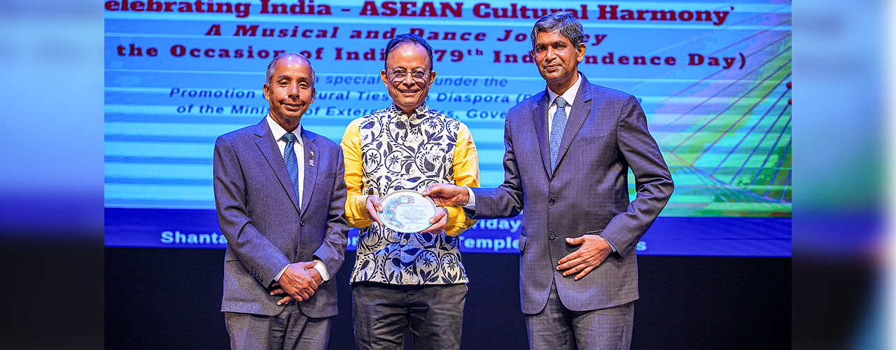 Celebrating India-ASEAN Cultural Harmony Second Line:Mr. N. Murali, President of Bharat Club Kuala Lumpur, felicitated by the High Commissioner and the Chief Guest
