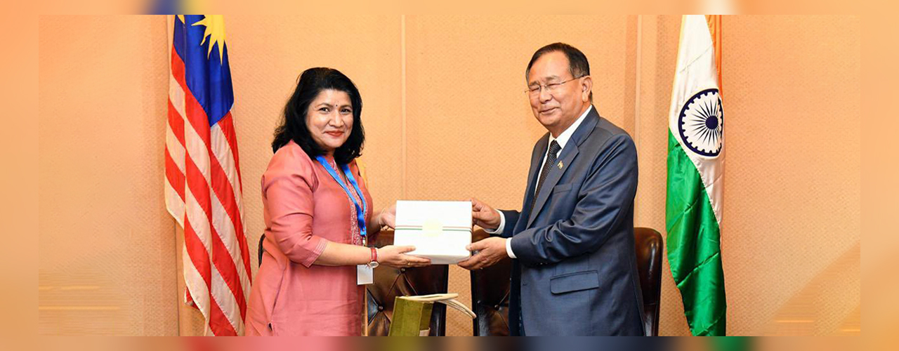  H.E. Dr. Rajkumar Ranjan Singh, Hon'ble Minister of External Affairs and Education meeting with H.E. YB Saraswathi Kandasamy, Hon'ble Deputy Minister for Entrepreneurs Development & Cooperatives 